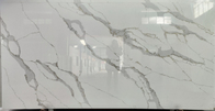 2.5g / Cm3 ท็อปส์ซูโต๊ะเครื่องแป้งห้องน้ำควอตซ์เกาะควอตซ์ด้านบนแผงผนังหินเทียมสีขาวออกแบบ